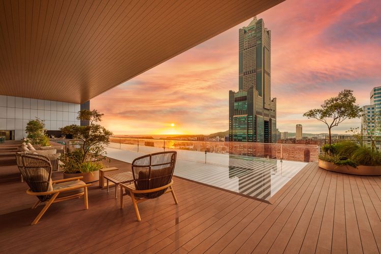 承億酒店位於24樓的無邊際泳池，是全台唯一高空懸挑透明無邊際泳池。承億提供