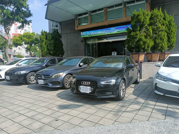 警方查扣5輛詐團成員使用的轎車。林錫淵攝