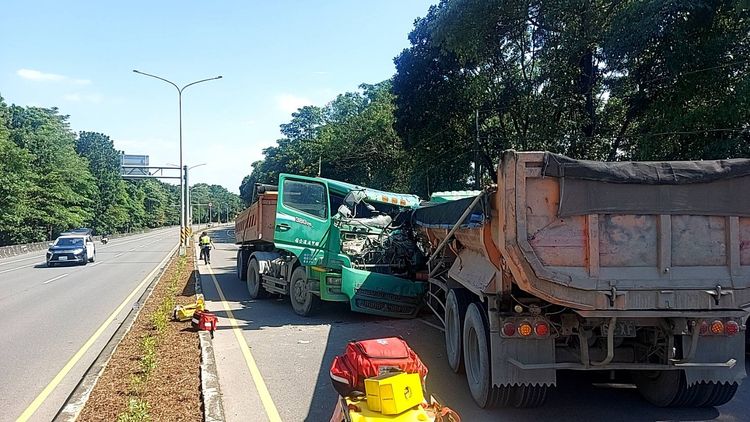 旗山區旗屏路旗南橋往里港方向發生2砂石車車禍。讀者提供
