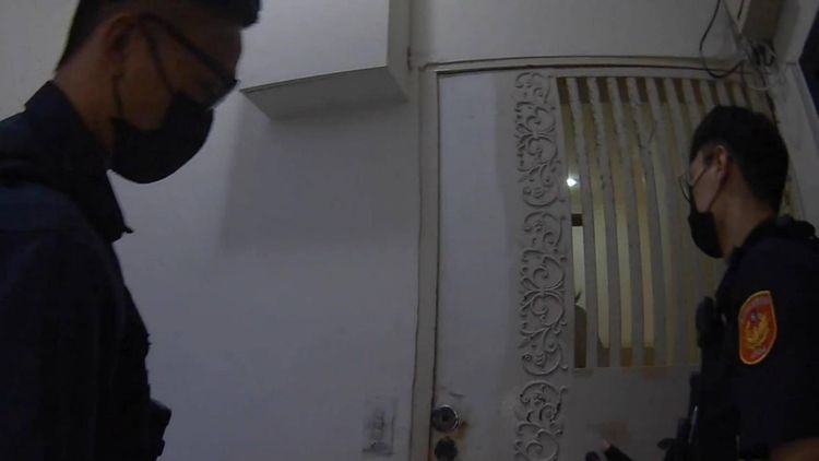 警方挨家挨戶找尋謝女的租屋處。翻攝畫面