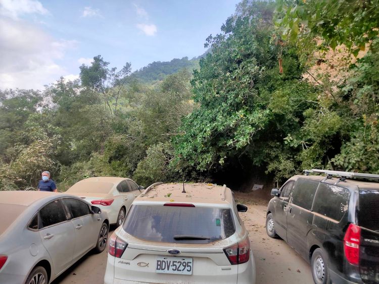 民眾受困山區，只要有餘震，就有落石，造成生命危險。翻攝自南橫公路東段路況通報LINE群組