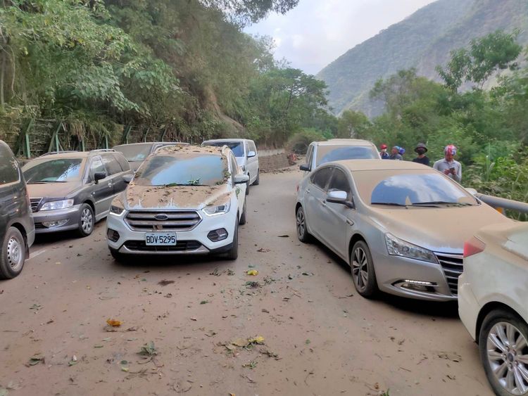 民眾受困南橫公路。翻攝自南橫公路東段路況通報LINE群組