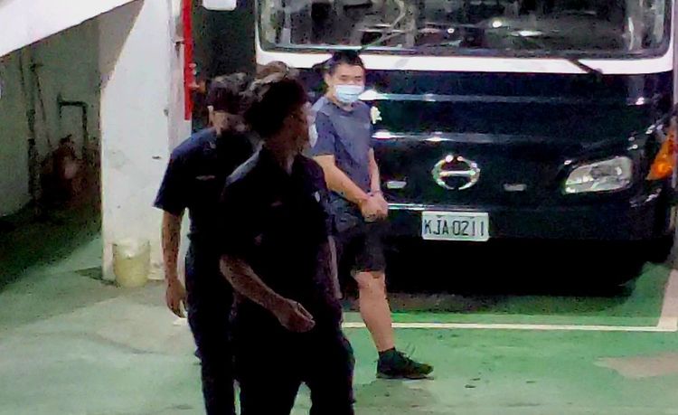 蔡男被收押後上囚車進台北看守所。呂志明攝