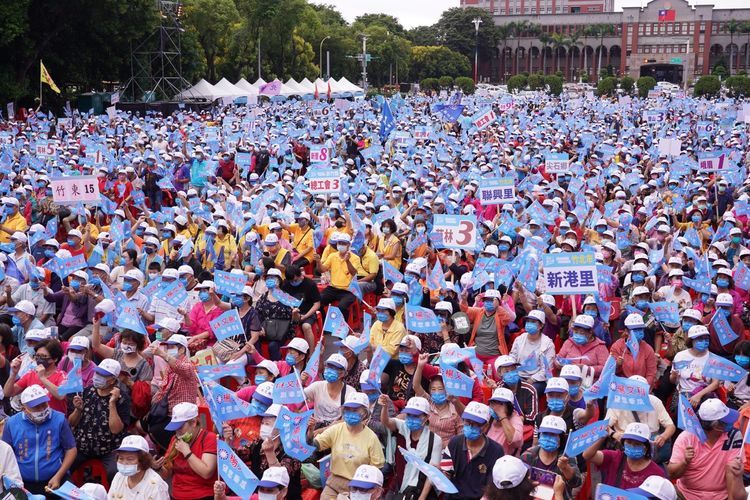 新竹縣長候選人楊文科競選總部今天（25日）正式成立，逾1萬多人到場支持。楊文科競總提供
