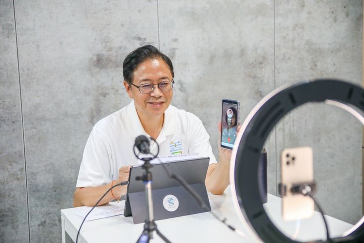 昨天（25日）晚間，張善政更在臉書突然宣布「善哥晚點名」，也是他參選後，首次在臉書直播與支持者互動。張善政競總提供