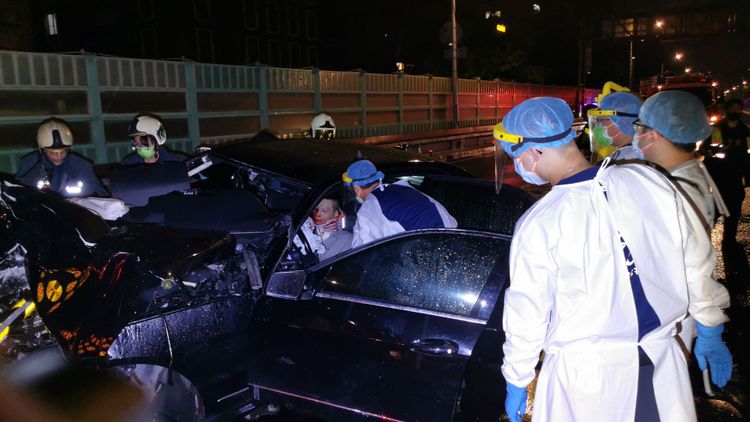 駕駛受困車內滿臉鮮血。陸運鋒攝