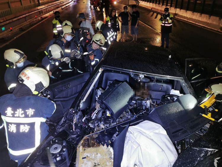 女子受困車內失去呼吸心跳。陸運鋒攝