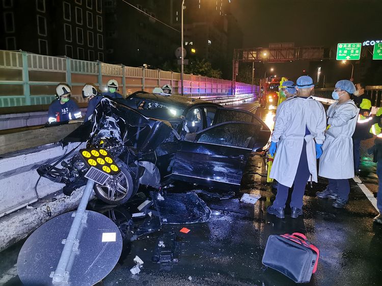 大批消防人員到場搶救。陸運鋒攝