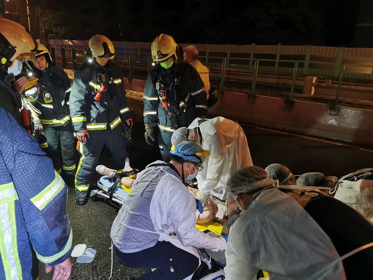 女子失去呼吸心跳，由救護人員實施CPR急救。陸運鋒攝