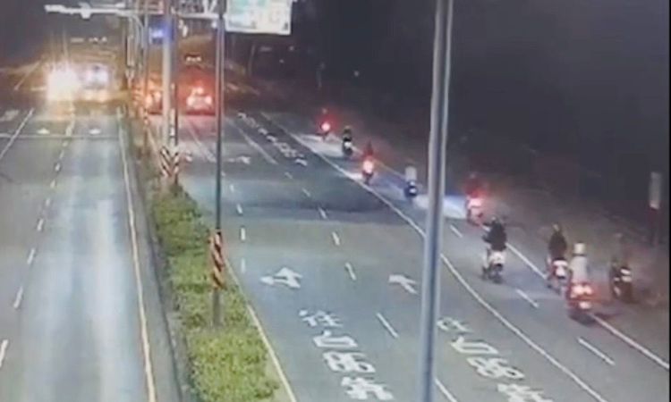 一群青少年將車牌套上口罩，違規騎上台86。讀者提供