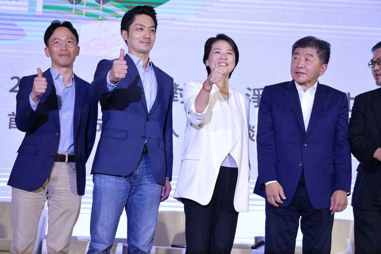 3人在合照時都脫下口罩、未交談。林林攝