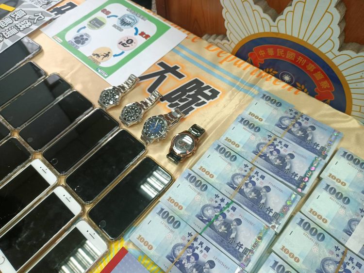 警方查扣現金及手表、手機等證物。林錫淵攝
