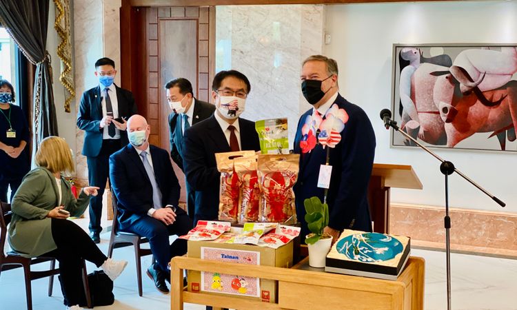 黃偉哲送上龐皮歐最愛的果乾等台南名產。王志弘攝