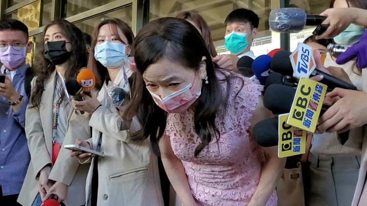 周玉蔻鞠躬道歉。呂志明攝