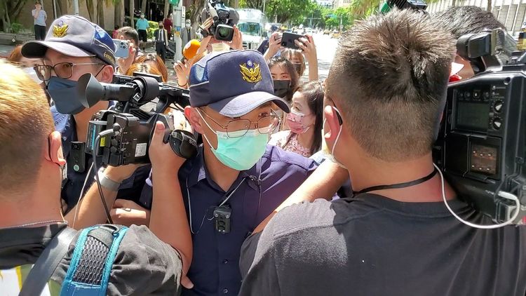 最後警方隔開雙方，張淑娟才得以擺脫周玉蔻離去。呂志明攝