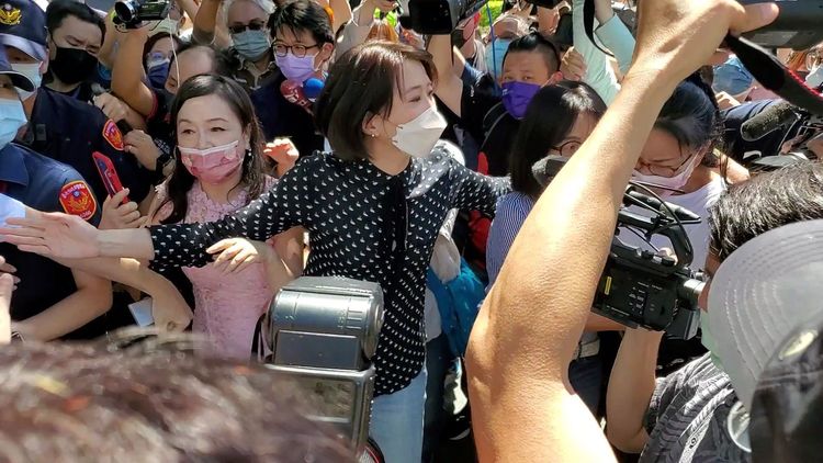 王鴻薇(中)擋在周玉蔻和張淑娟中間。呂志明攝