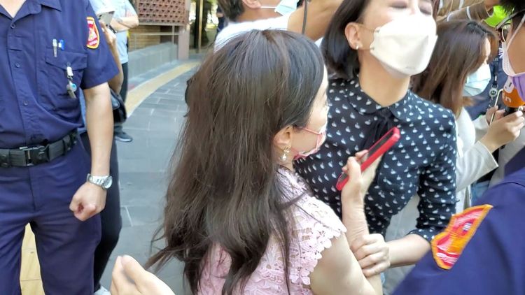 王鴻薇這時伸手要拉周玉蔻，周怒指她施暴。呂志明攝