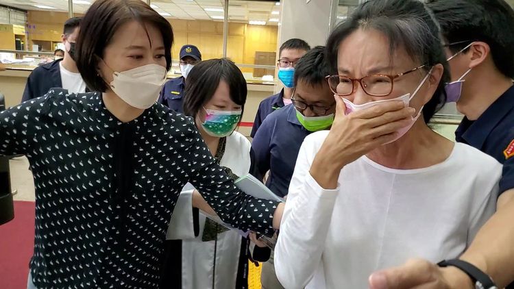 張淑娟在王鴻薇陪同下進入地檢署。呂志明攝