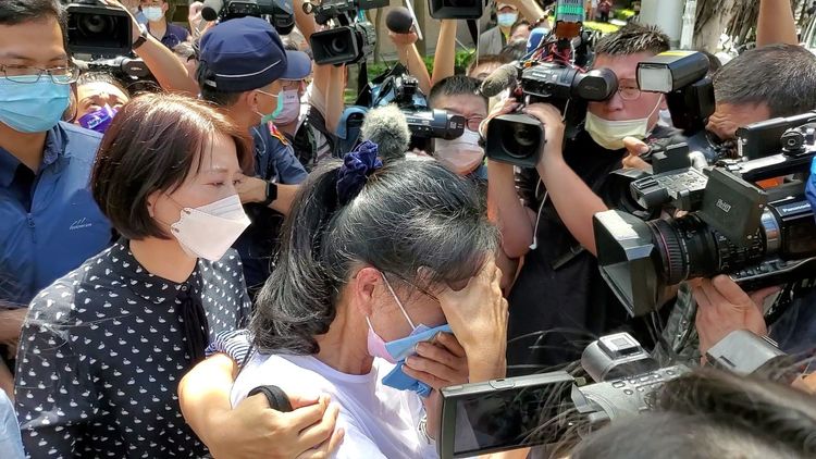 張淑娟被大批媒體包圍，一直找不到車子。呂志明攝