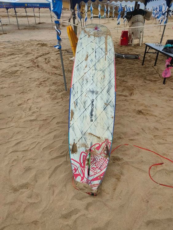 警方在沙灘上發現關男的衝浪板。讀者提供