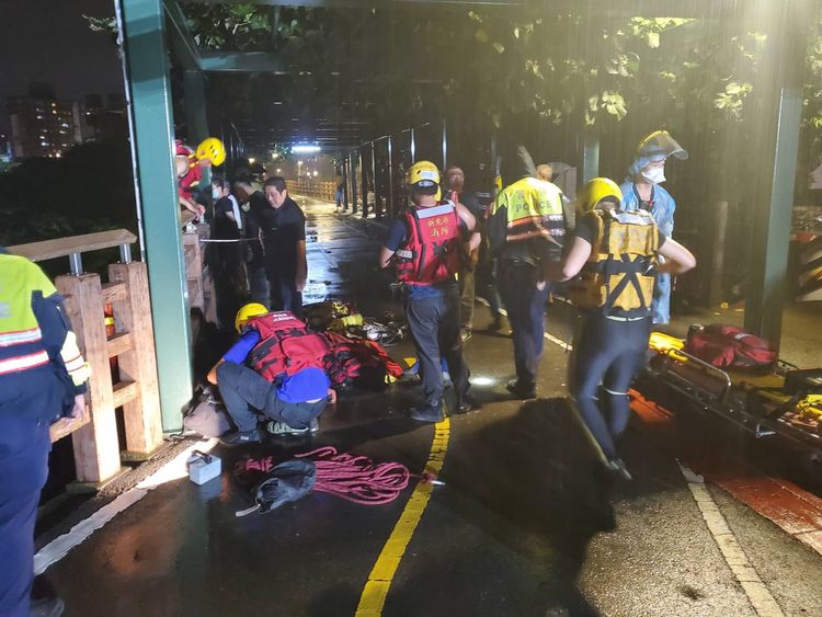 新北市消防局出動多人到場救援。翻攝畫面