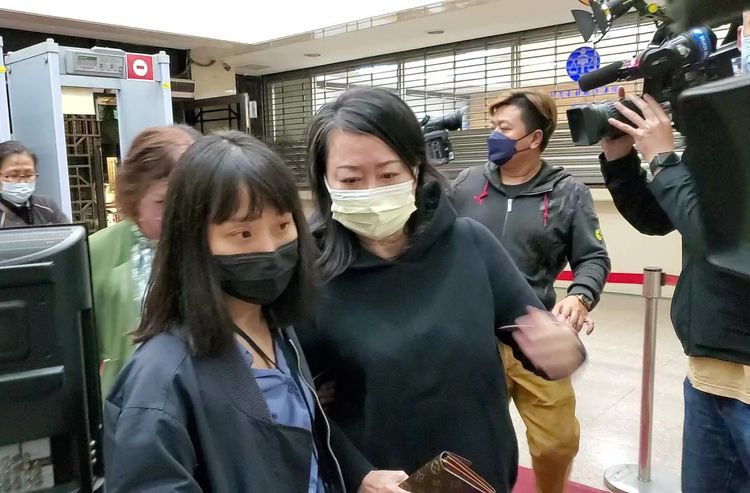 董事長劉威甫的秘書韓娟50萬交保。呂志明攝