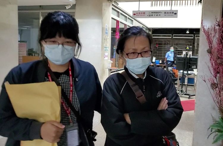 執行長陳怡伶(右)，50萬交保。呂志明攝