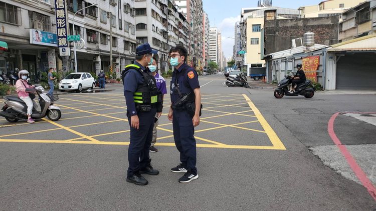 目擊者指稱女騎士被撞倒後被拖走，警方到場調查相關跡證釐清中。王勇超攝