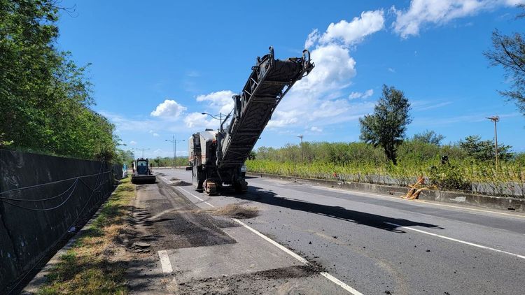 台26線路段進行刨鋪作業。公總提供