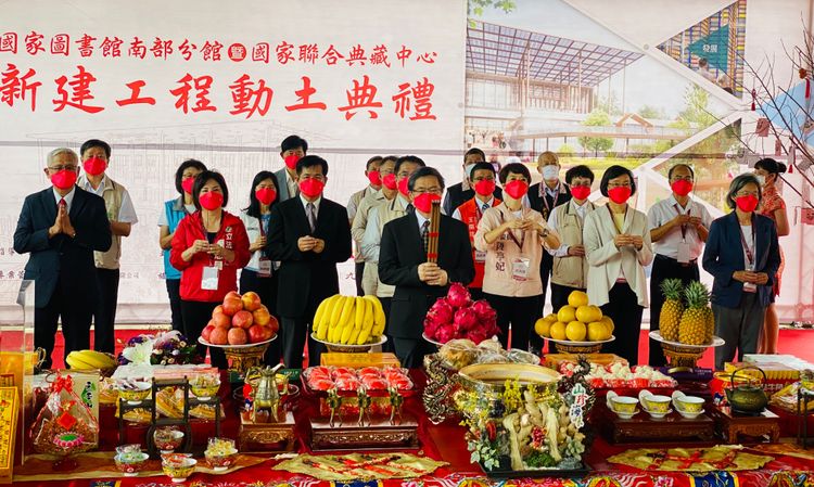 李孟諺引領嘉賓上香祈福。王志弘攝