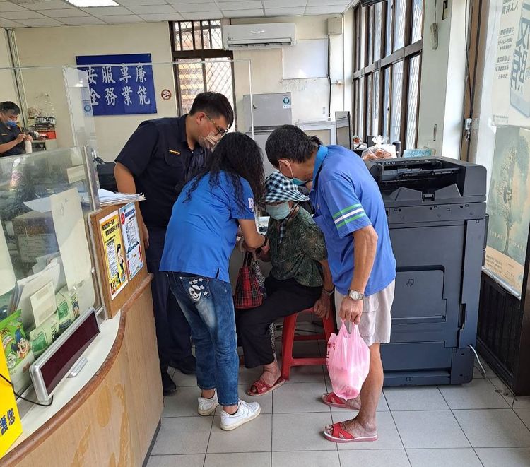 警方找來翻譯詢問老婦人身分。大園警分局提供