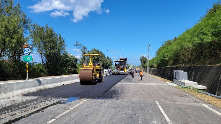 台26線路段進行刨鋪作業。公總提供