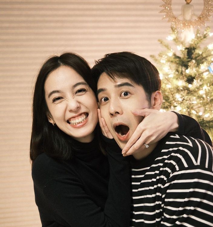 胡宇威（右）年初宣布求婚陳庭妮成功。翻攝胡宇威臉書