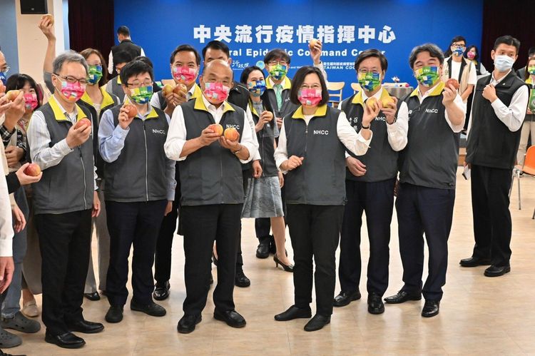 蘇貞昌與蔡英文連袂出席疾病管制署舉行的防疫1000天活動，蘇貞昌感謝疫情指揮中心、所有防疫夥伴及全國同胞共同守住疫情1000天。行政院提供