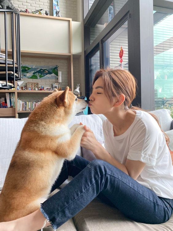 Ella陳嘉樺以總價2.31億元，入手內湖第一豪宅「碧湖畔」2高樓層戶。翻攝臉書「Ella陳嘉樺」