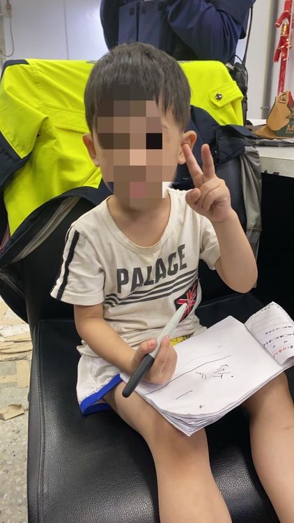 走失男童在派出所。八德警分局提供