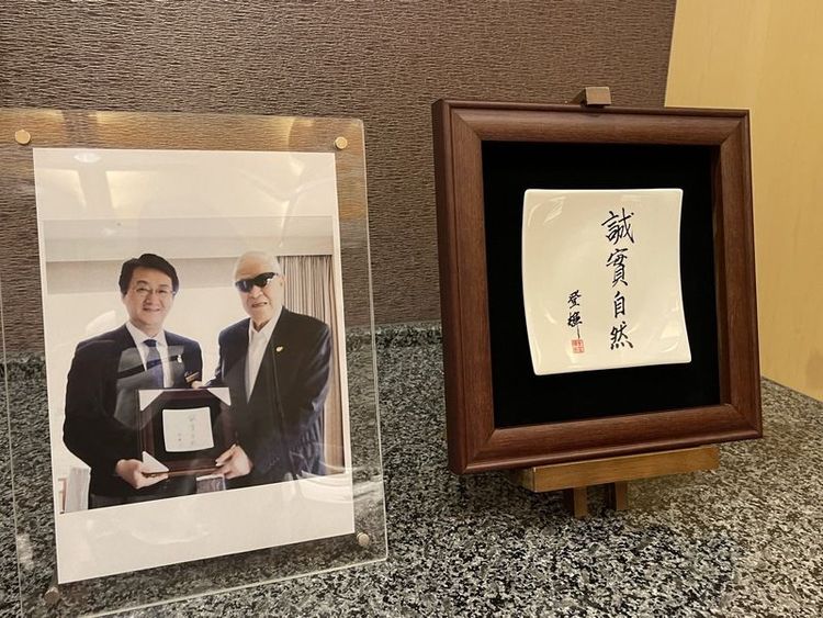 前總統李登輝女兒李安妮27日將出席安倍國葬。她26 日下榻的東急飯店是2015年時任首相的安倍晉三「密 會」李登輝之處，飯店26日特別擺設與李登輝有關的 物品。 中央社