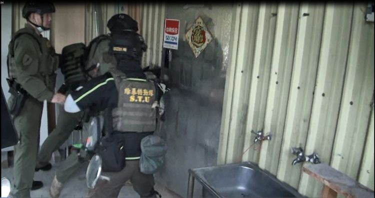 昨天（27日）荷槍實彈至宜蘭拘提涉嫌重大的43歲宋姓主嫌及涉嫌藏匿接應犯嫌等6人。翻攝畫面
