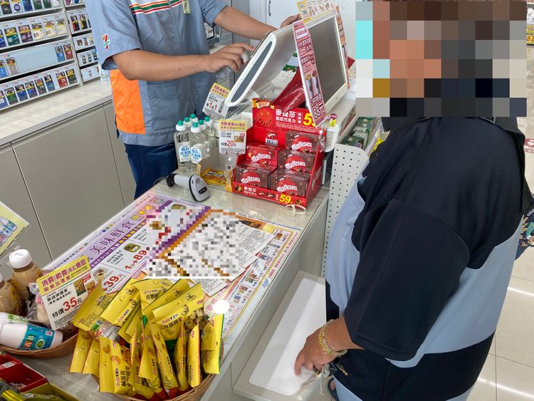 恍然大悟的顏男，將購買的27萬點數，由店員辦理退款。警方提供