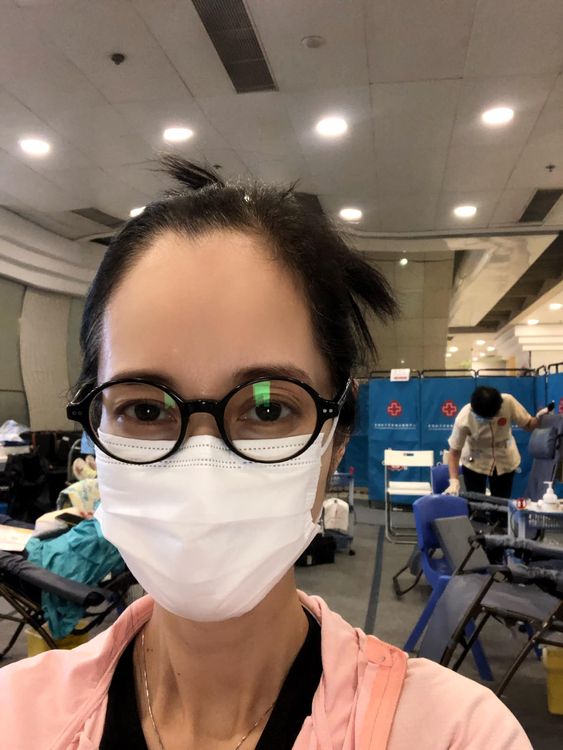 去年她分享自己捐血照片，看來非常消瘦。引自鄭艷麗臉書