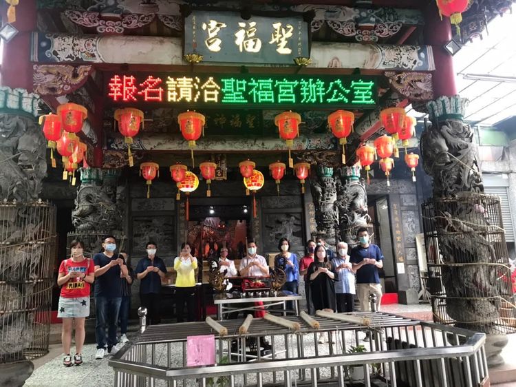 竹南鎮聖福里謝姓里長參選人父女，女兒是副主委、父親是榮譽主委。翻攝聖福宮臉書