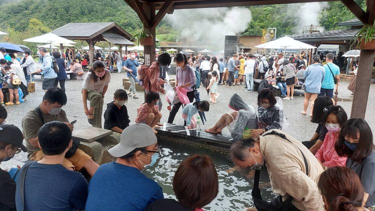 清水地熱園區遊客湧入泡腳。讀者提供