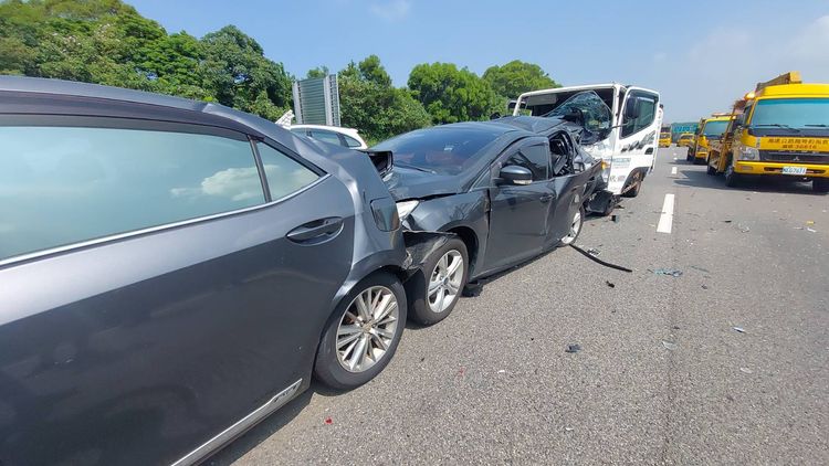 疑似因工程釀成回堵，肇事車輛未保持距離而發生連環撞。楊永盛攝