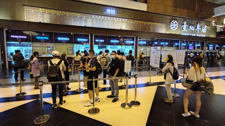 台北車站內民眾排隊買票。林志青攝