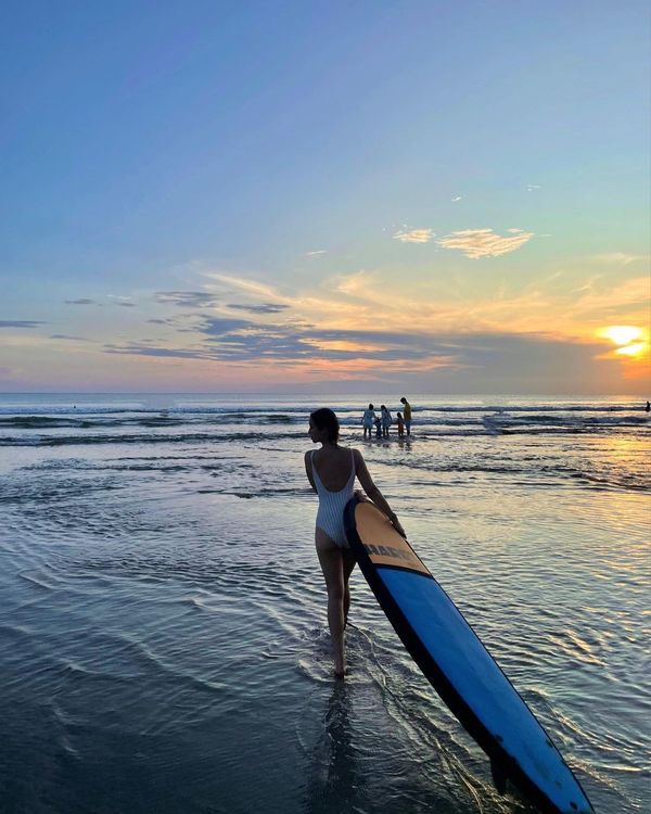 除了滑板，莫允雯也很喜歡衝浪。翻攝xtina0505 IG