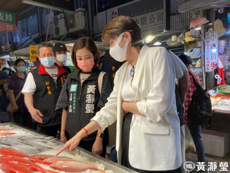 黃珊珊帶著黃瀞瑩走市場。翻攝黃瀞瑩臉書