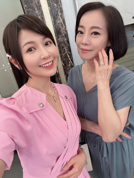 范瑞君（右）飾演謝京穎的媽媽。翻攝范瑞君臉書