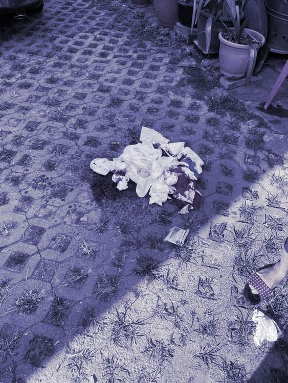 地上滿是血跡（照片經變色處理）。翻攝記者爆料網