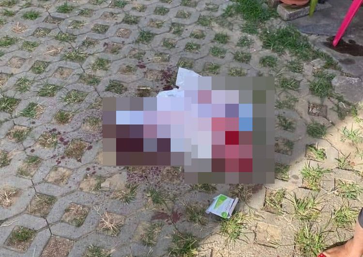 老嫗被無辜砍傷，附近民眾協助止血。翻攝記者爆料網2.0