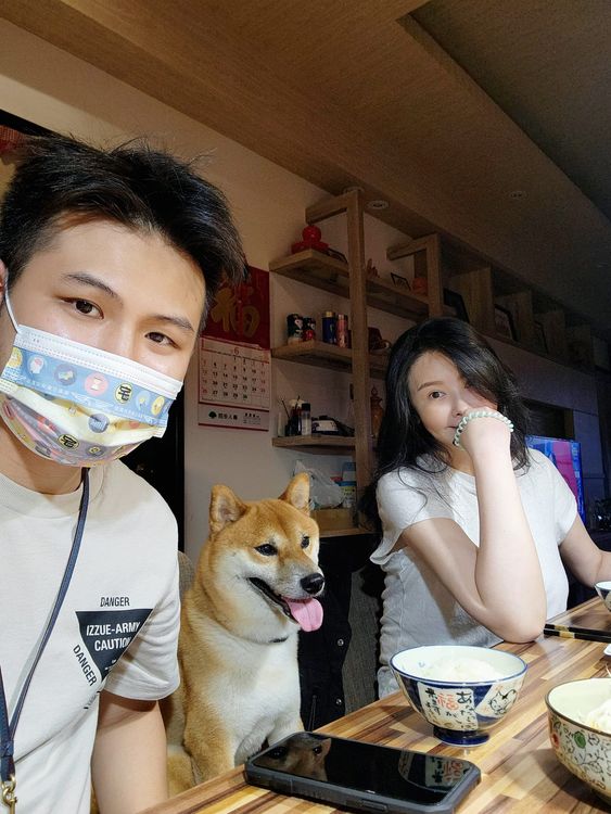 蕭淑慎（右）和小15歲的老公梁軒安感情相當好。翻攝自梁軒安臉書